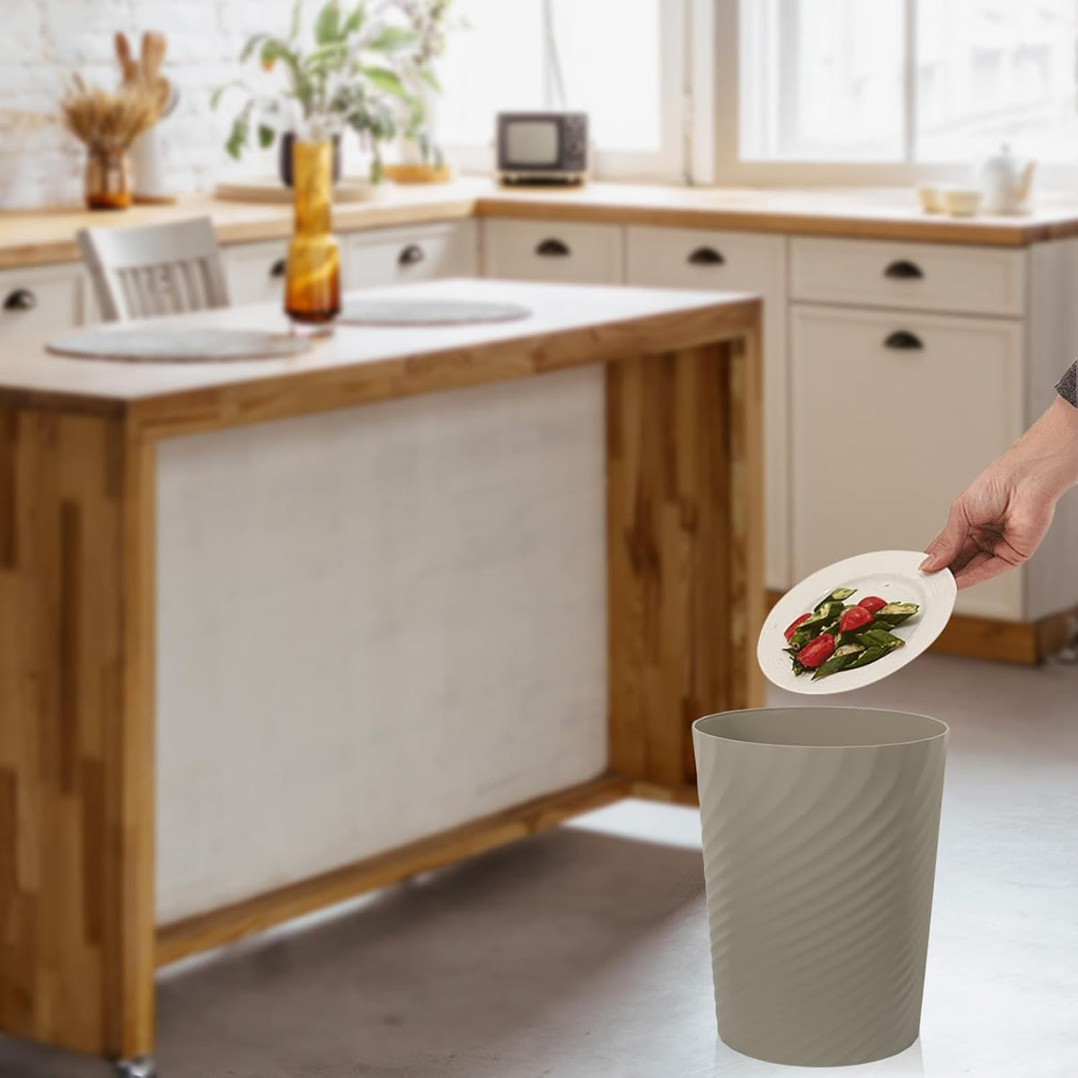 UUJOLY Plastic Small Trash Can Wastebasket, Garbage Container Basket for Bathrooms, Laundry Room