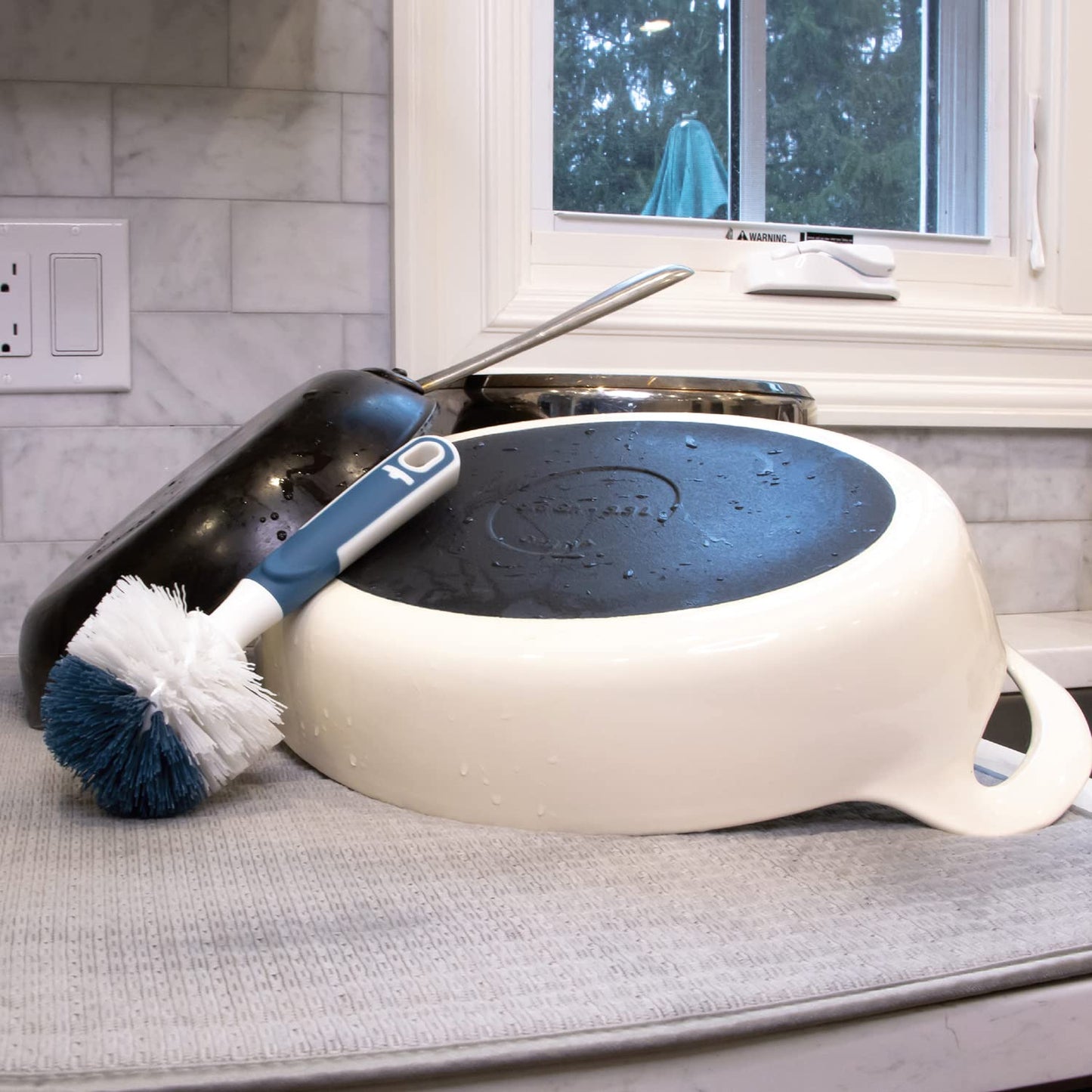 Unger Sink and Dish Scrub Brush, Kitchen Washing Scrubber for Hard-to-Reach Corners, Small Cleaning