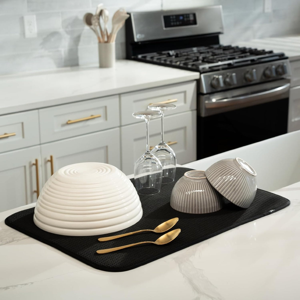 S&T INC. Dish Drying Mat XL, 18” x 24”, Absorbent Microfiber Kitchen Counter Mat, Dish Drying Pad