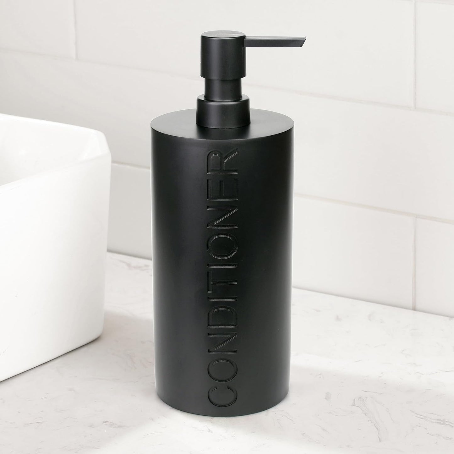 Matte Black Conditioner Dispenser Luxurious Refillable Pump Bottle with Black Resin Pump and