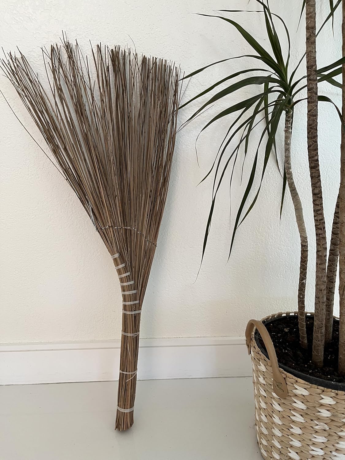 Vietnamese Natural Straw Broom/Handmade Coconut Leaf Broom for Outdoor, Patio, Driveway, Garden