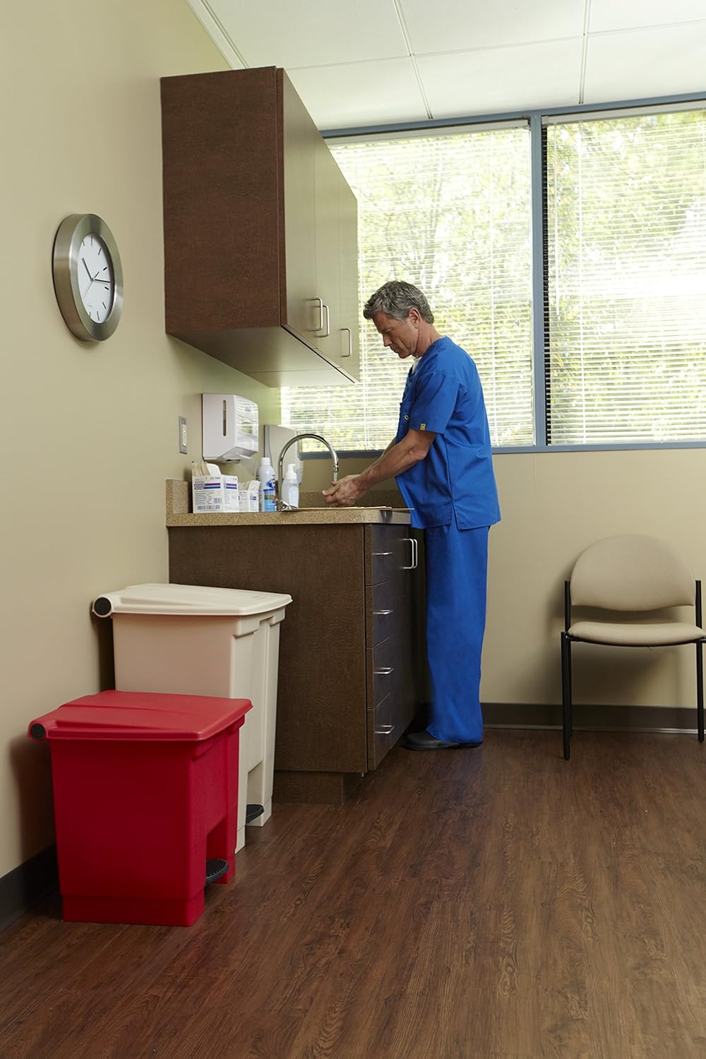 Rubbermaid Commercial Products Legacy Step-On Trash/Garbage Can/Bin, 8 Gallon, Red, for Doctor's