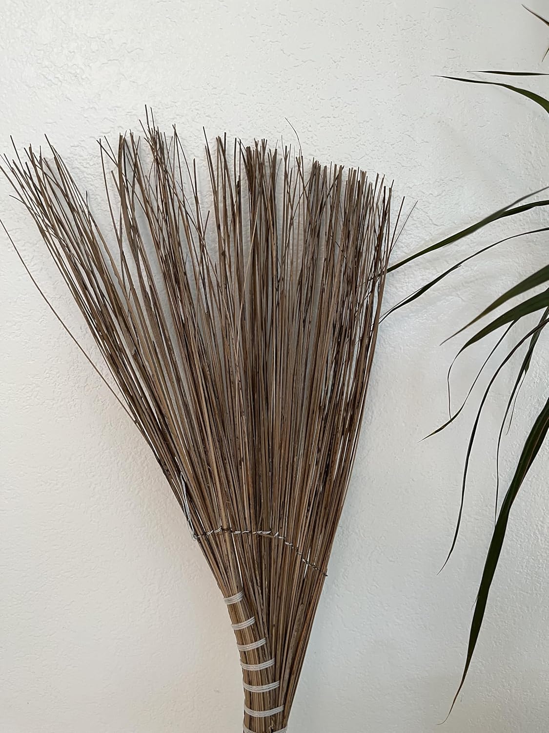 Vietnamese Natural Straw Broom/Handmade Coconut Leaf Broom for Outdoor, Patio, Driveway, Garden