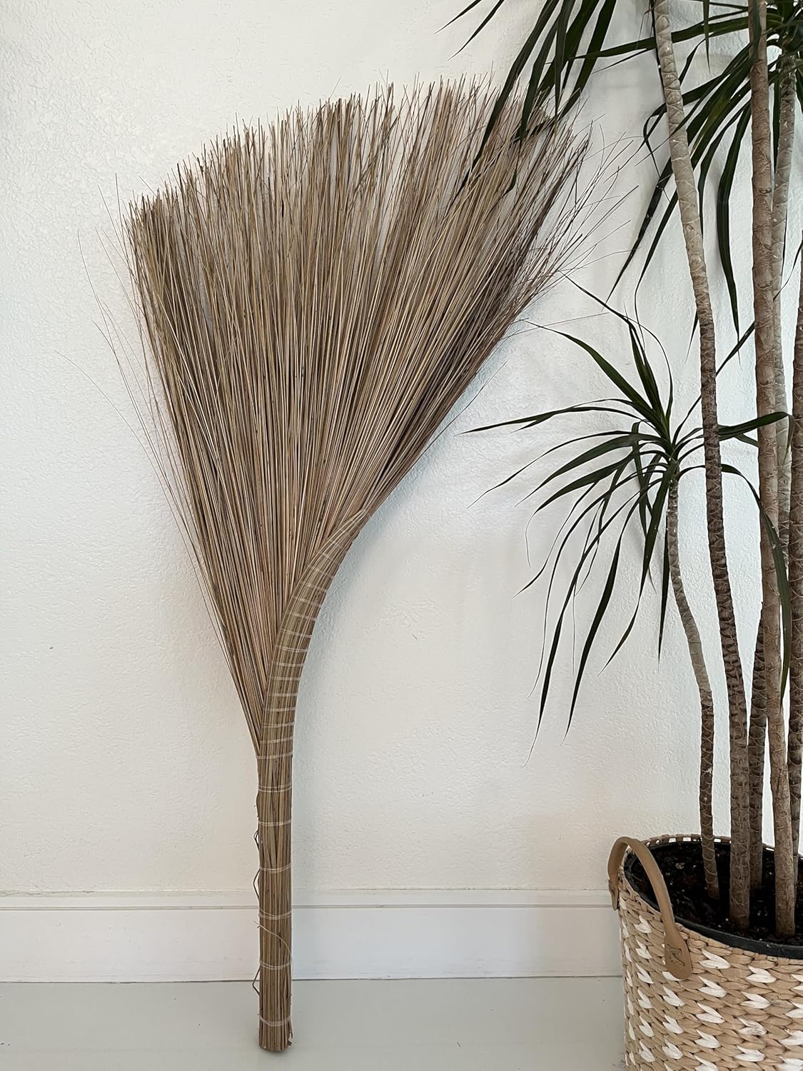 Vietnamese Natural Straw Broom/Handmade Coconut Leaf Broom for Outdoor, Patio, Driveway, Garden