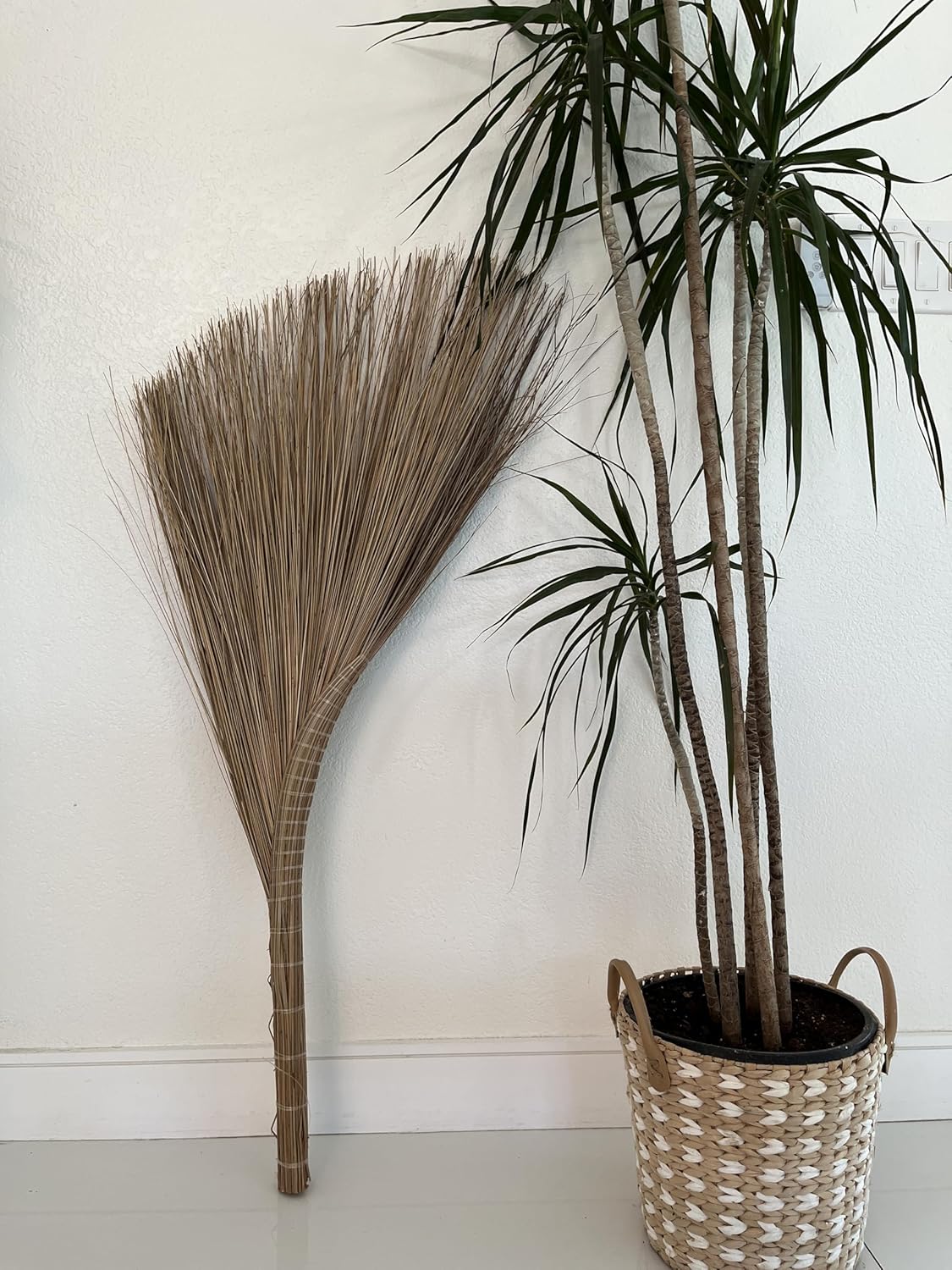 Vietnamese Natural Straw Broom/Handmade Coconut Leaf Broom for Outdoor, Patio, Driveway, Garden
